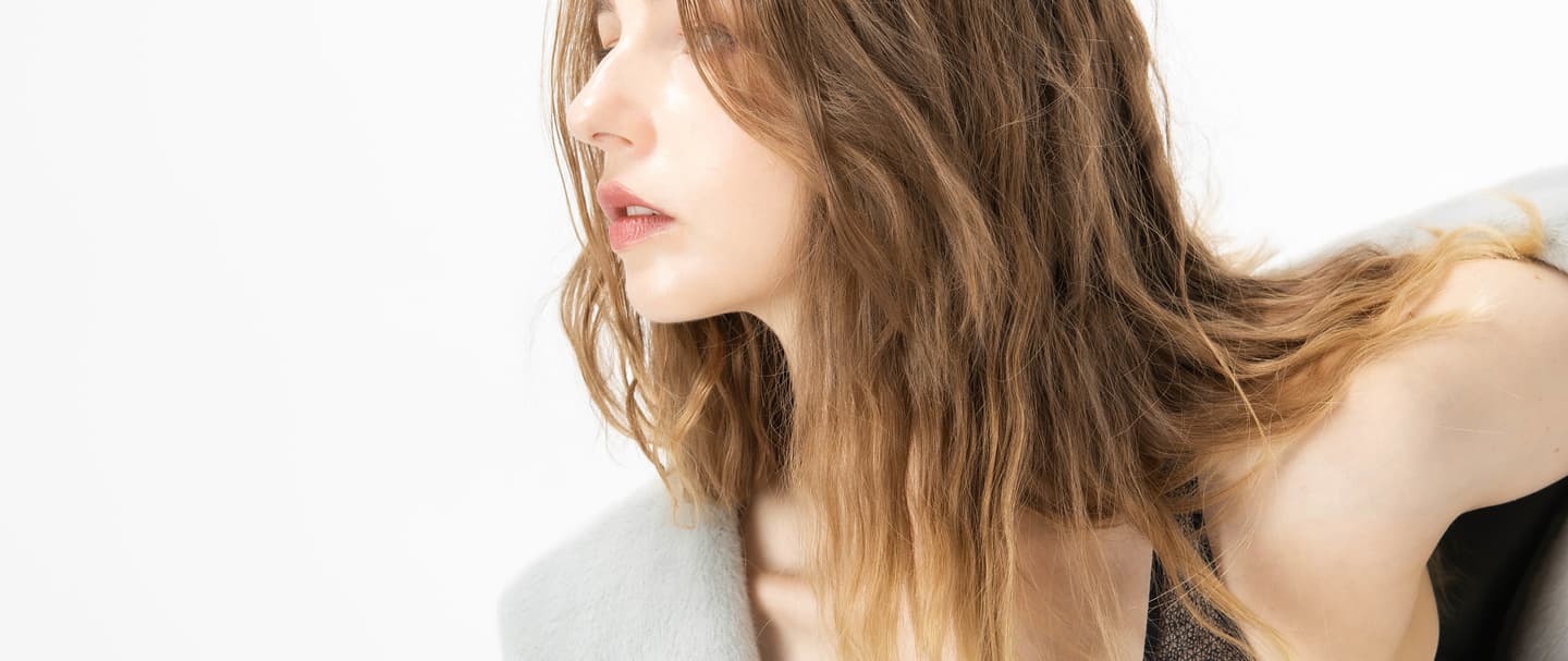 白壁背景で2灯ポートレート写真（中之島）