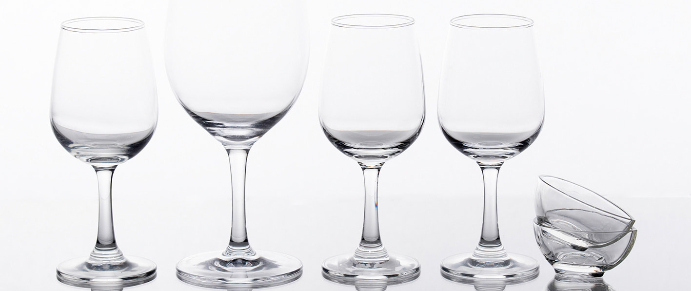 白背景で配置されたワイングラスの撮影写真（中之島）