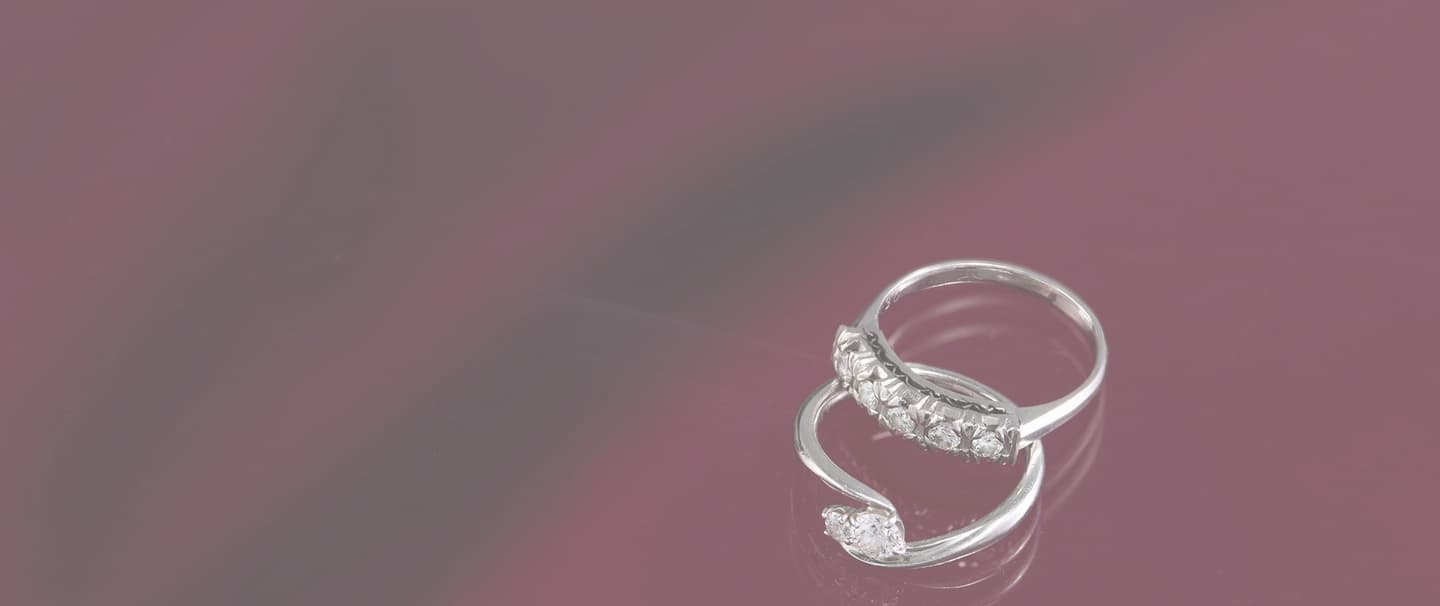 ガラス面に乗せたアクセサリー撮影例（大阪）