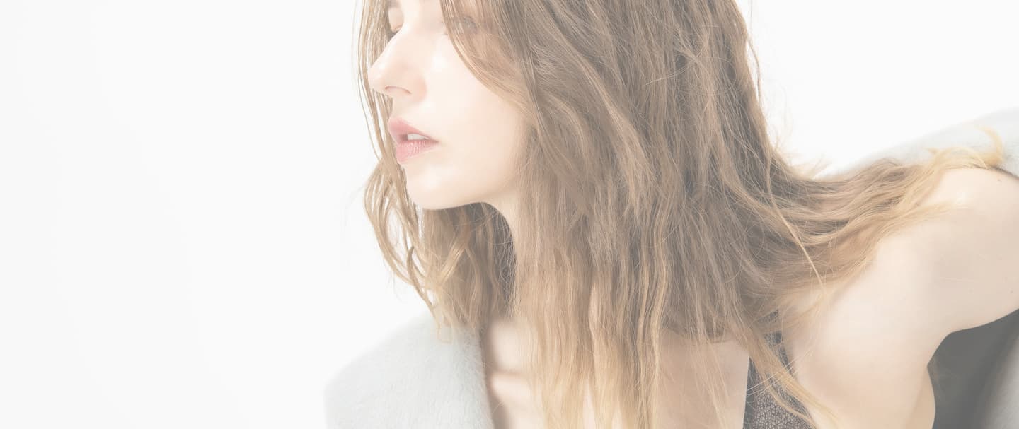 白壁背景で2灯ポートレート写真（中之島）