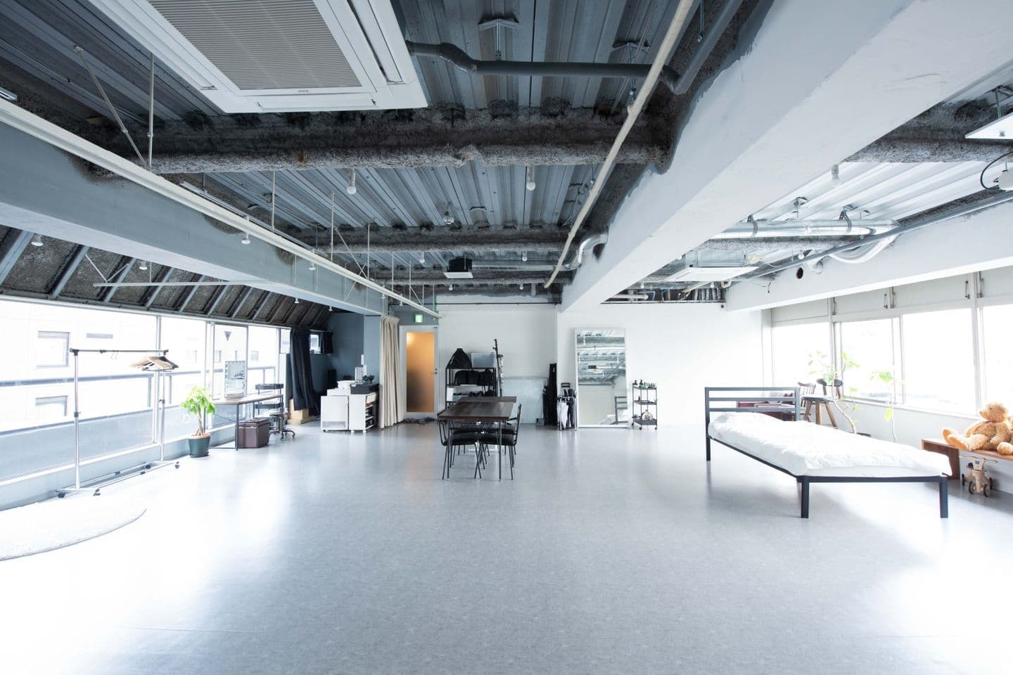 自然光が差し込む studio akegure（大阪市西区・中之島）の撮影スタジオ全景