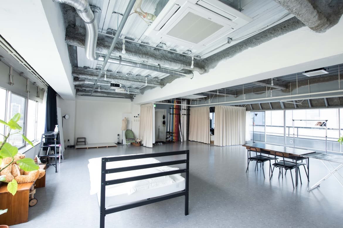 自然光が差し込む studio akegure（大阪市西区・中之島）の撮影スタジオ全景